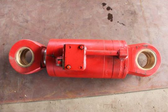 點(diǎn)擊查看詳細(xì)信息<br>標(biāo)題：220鏟板升降油缸 閱讀次數(shù)：1895