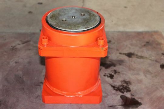 點(diǎn)擊查看詳細(xì)信息<br>標(biāo)題：150掘進(jìn)機(jī)漲緊油缸 閱讀次數(shù)：2835